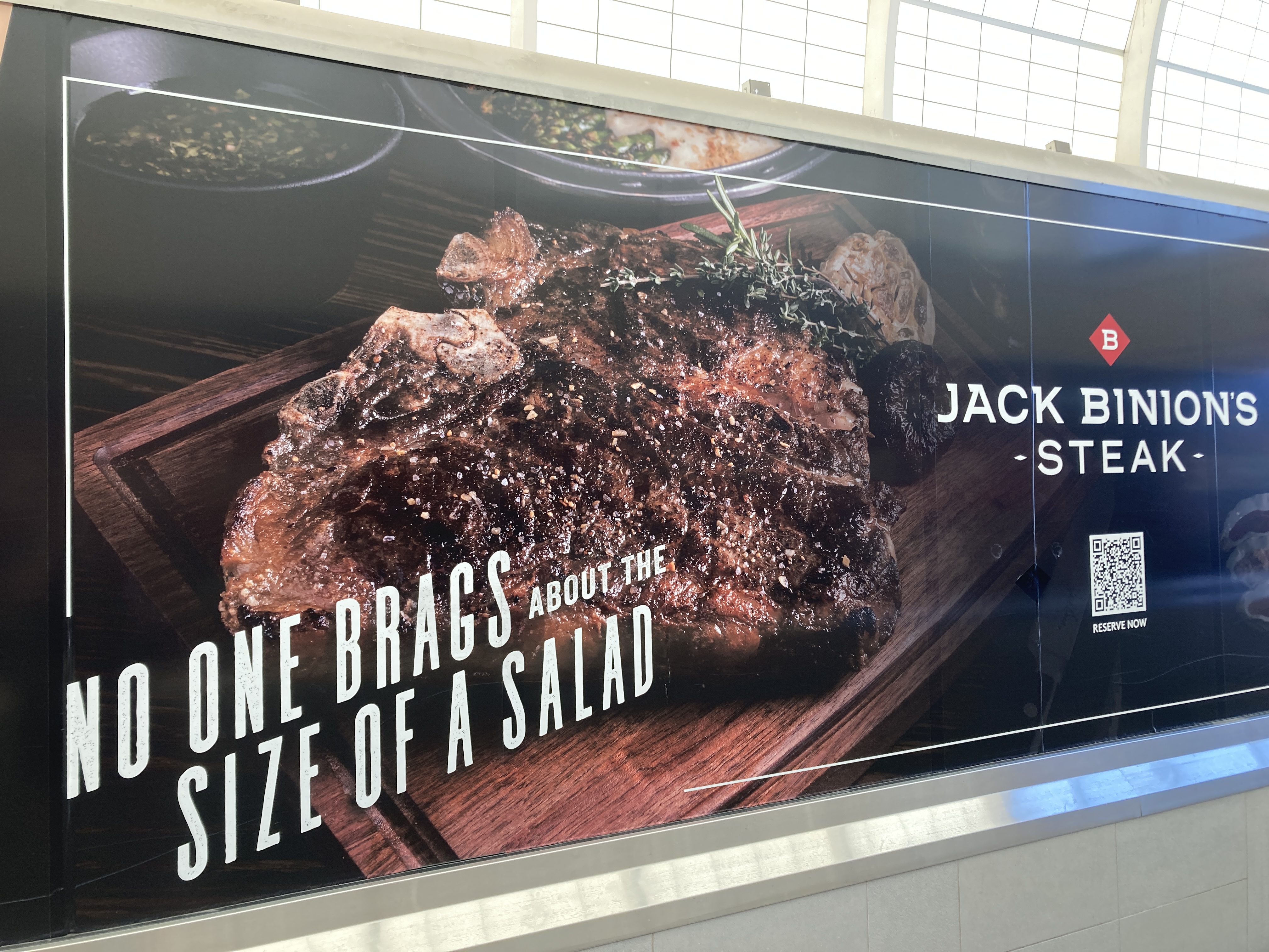 De gezonde keuze is in de voedselomgeving nog niet de norm. Dit larger-than-life-billboard in een mall in Las Vegas spreekt boekdelen (foto: Mary van Hoek-Hendriks).